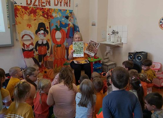 nauczycielka pokazuje plansze z dyniami