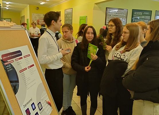 uczniowie podczas targów edukacyjnych