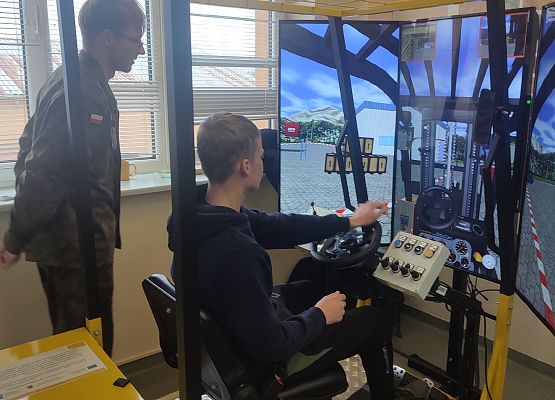 uczeń w symulatorze wózka widłowego