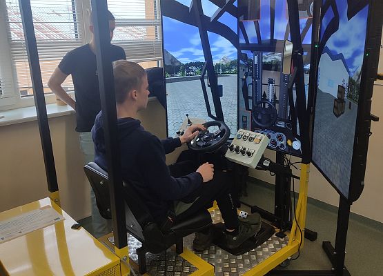 uczeń w symulatorze wózka widłowego