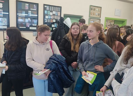 uczniowie podczas targów edukacyjnych