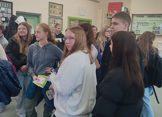 uczniowie podczas targów edukacyjnych