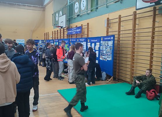 uczniowie podczas targów