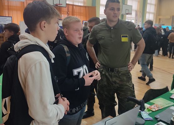 uczniowie rozmawiają z uczniami technikum o profilu