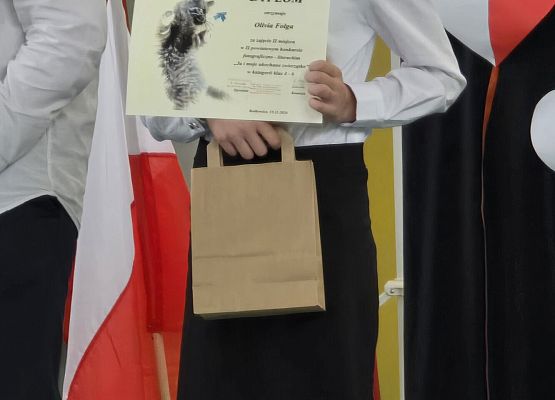 uczennica prezentuje dyplom