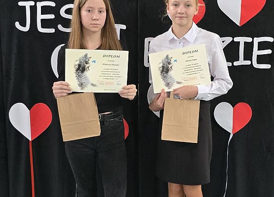 uczennice prezentują dyplomy