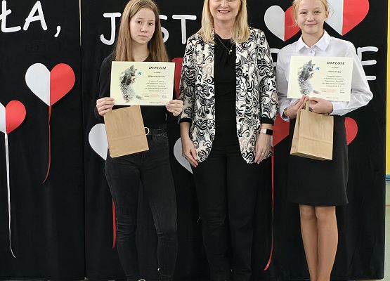 nagrodzone uczennice z nauczycielką języka polskiego