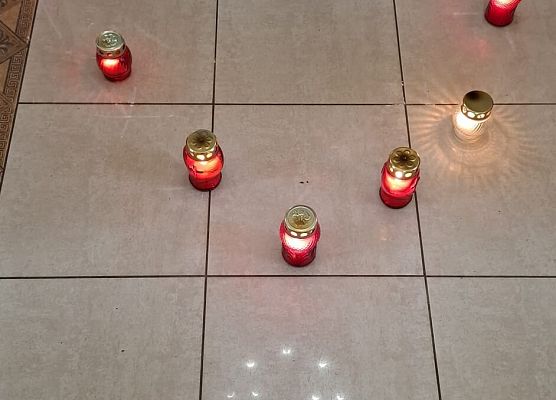 znicze ustawione na kształt serca