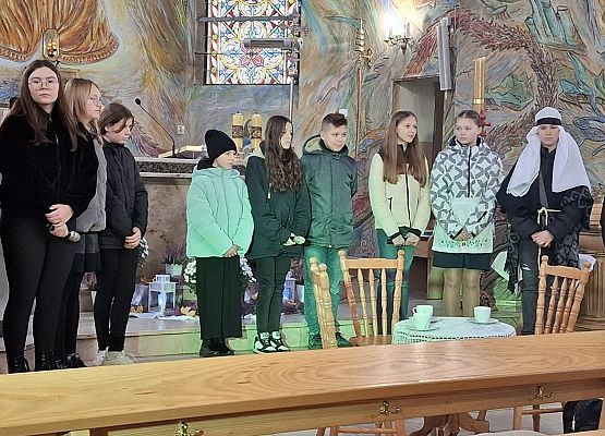 uczniowie występują w kościele