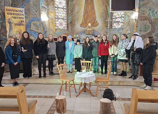 uczniowie występują w kościele