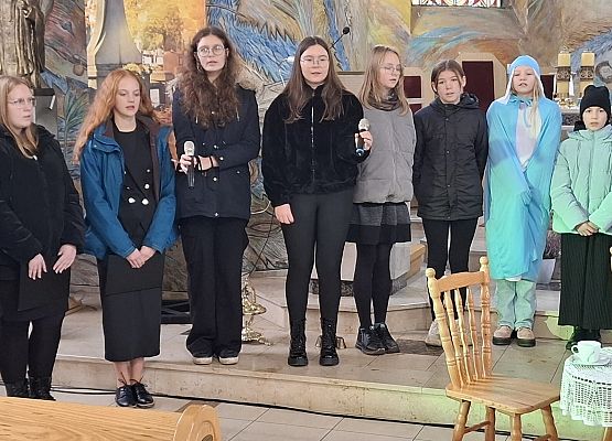 uczniowie występują w kościele