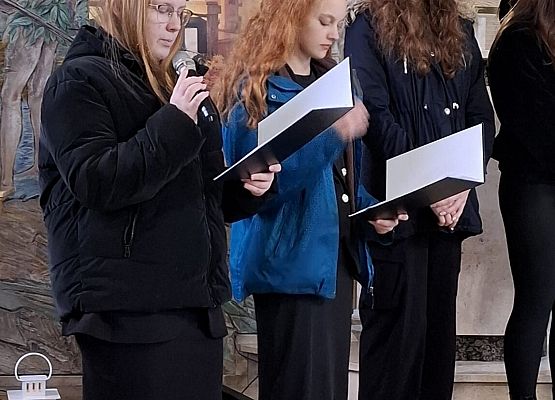 uczniowie występują w kościele