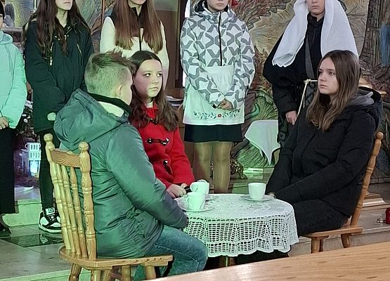 uczniowie występują w kościele