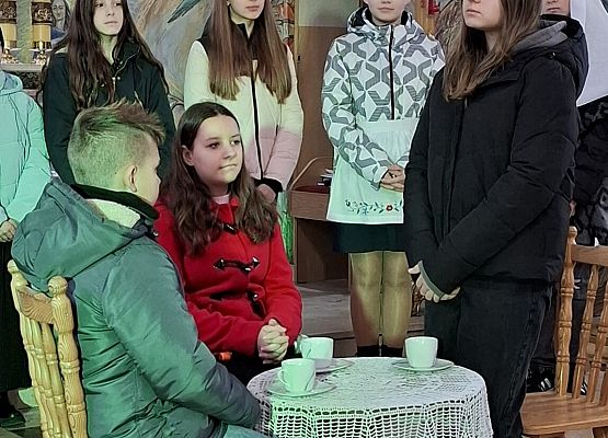 uczniowie występują w kościele