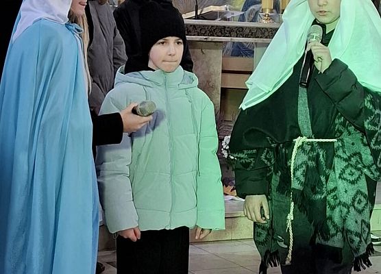 uczniowie występują w kościele