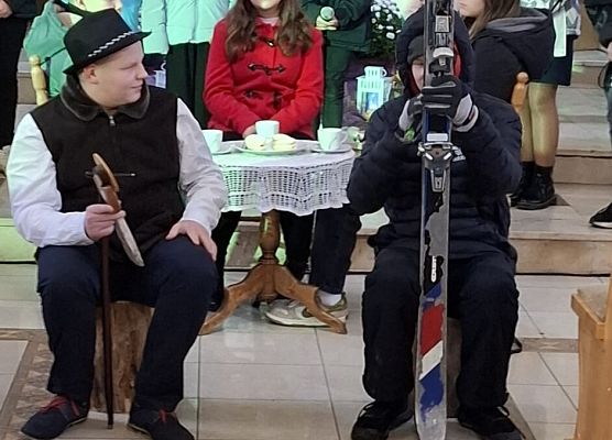 uczniowie występują w kościele