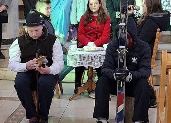 uczniowie występują w kościele