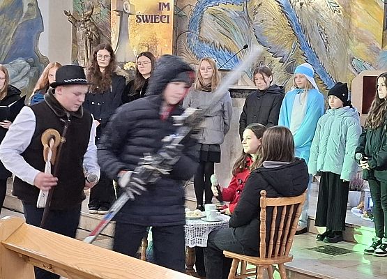 uczniowie występują w kościele