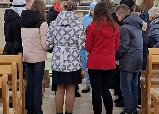 uczniowie występują w kościele