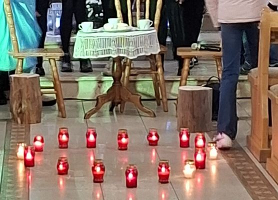 uczniowie występują w kościele