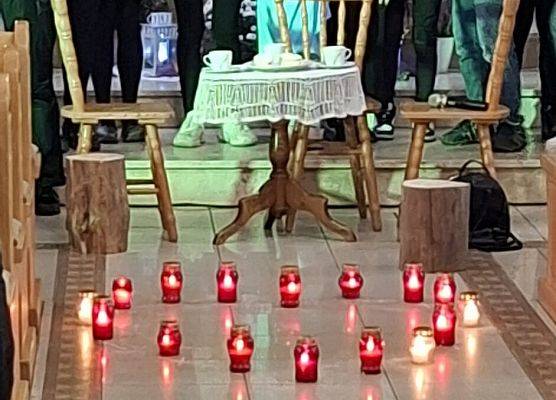 uczniowie występują w kościele