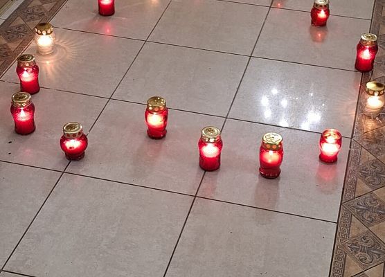 znicze ustawione na kształt serca