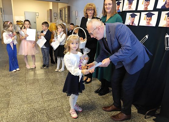 dyrektor wręcza uczennicy dyplom