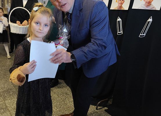 dyrektor wręcza uczennicy dyplom