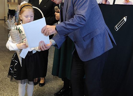 dyrektor wręcza uczennicy dyplom