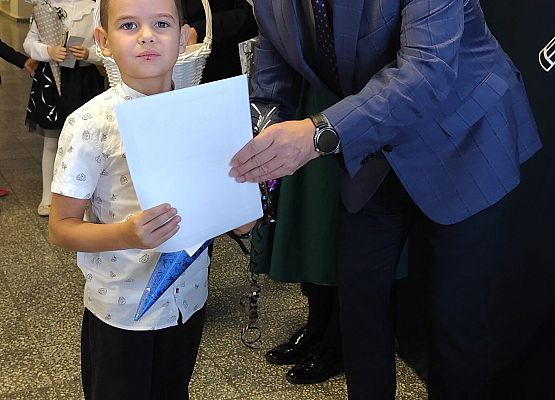 dyrektor wręcza uczniowi dyplom