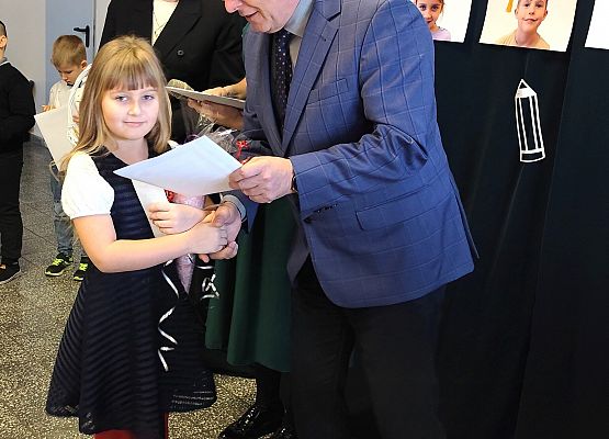 dyrektor wręcza uczennicy dyplom