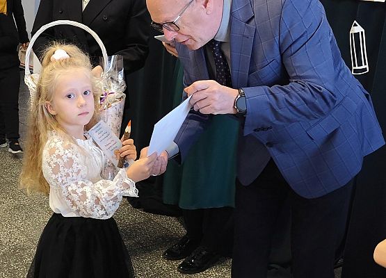 dyrektor wręcza uczennicy dyplom