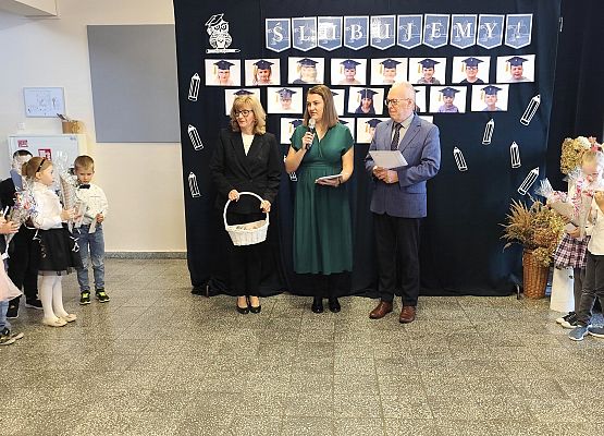 uczniowie, dyrekcja i nauczycielka podczas pasowania