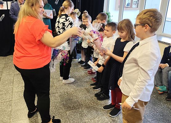 uczniowie otrzymują prezenty