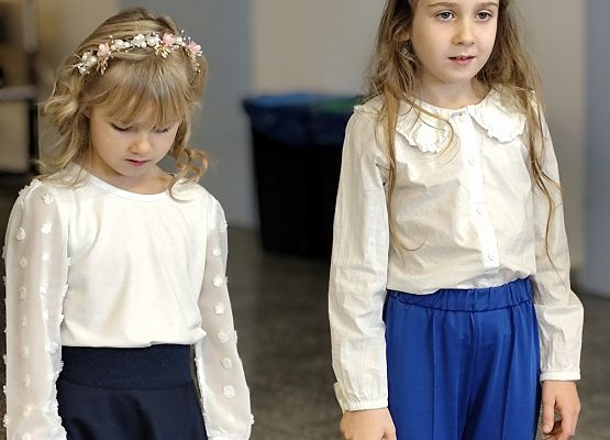 dziewczynki występują na scenie