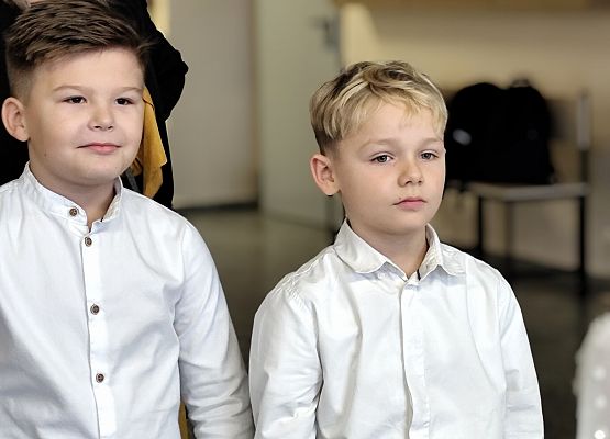 uczniowie występują na scenie