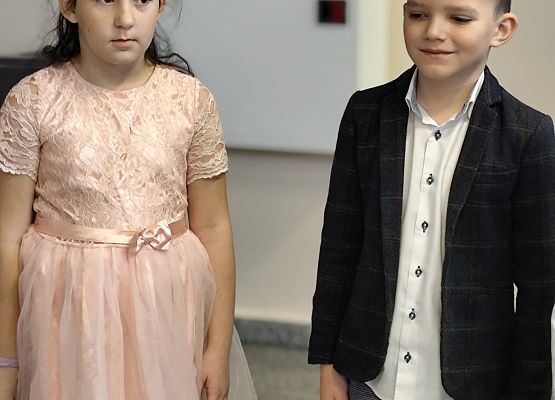 uczniowie występują na scenie