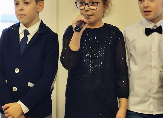 uczniowie występują na scenie