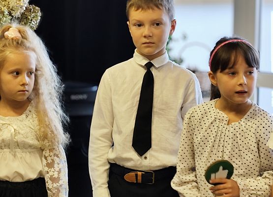 uczniowie występują na scenie