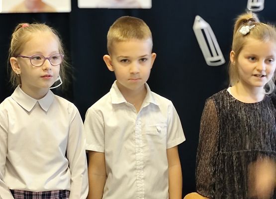 uczniowie występują na scenie