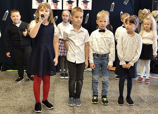 uczniowie występują na scenie