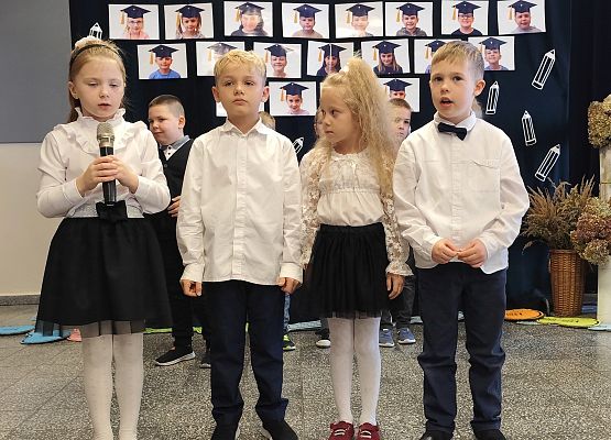 uczniowie występują na scenie