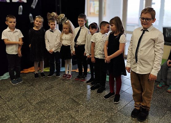 uczniowie występują na scenie