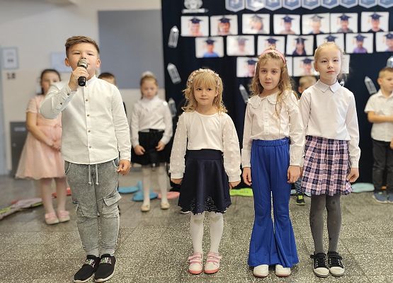 uczniowie występują na scenie