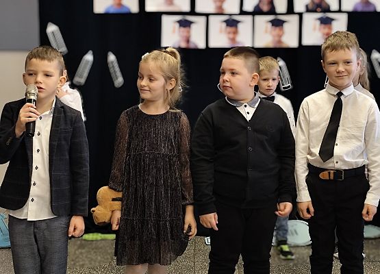 uczniowie występują na scenie