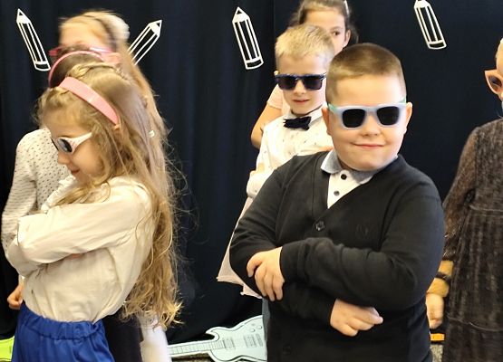 uczniowie występują na scenie