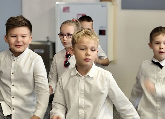 uczniowie występują na scenie