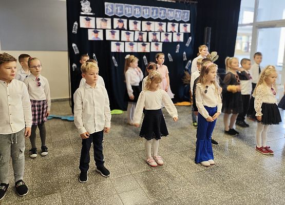 uczniowie występują na scenie