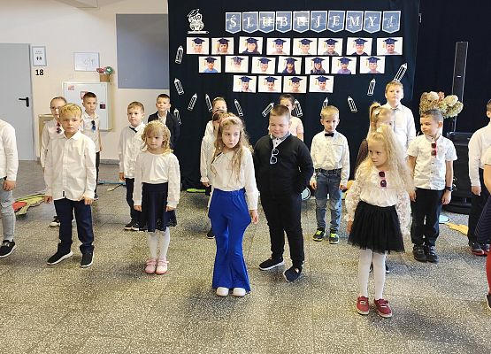 uczniowie występują na scenie