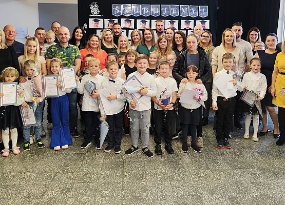 pierwszoklasiści z rodzicami, dyrekcją i nauczycielami